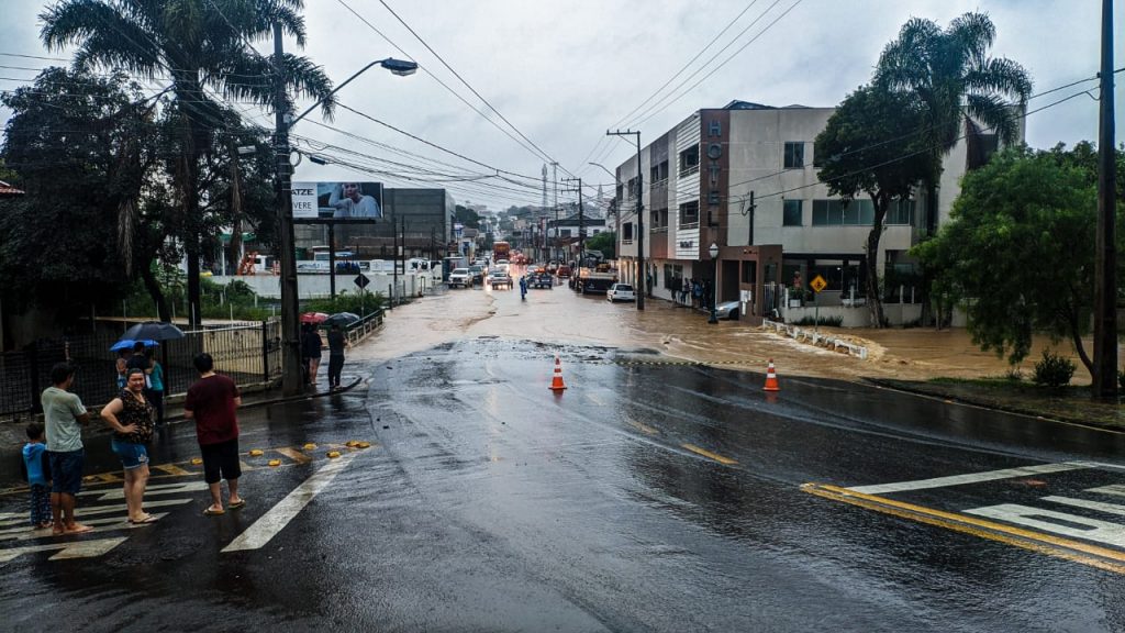 Chuva Torrencial Volta A Inundar Centro E Bairros De Irati Folha De Irati